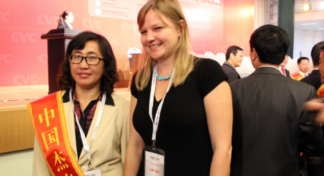 Professor Fei Rong Mei zusammen mit Heather Bacon, Veterinary Welfare Education and Outreach Manager, Jeanne Marchig International Centre for Animal Welfare Education