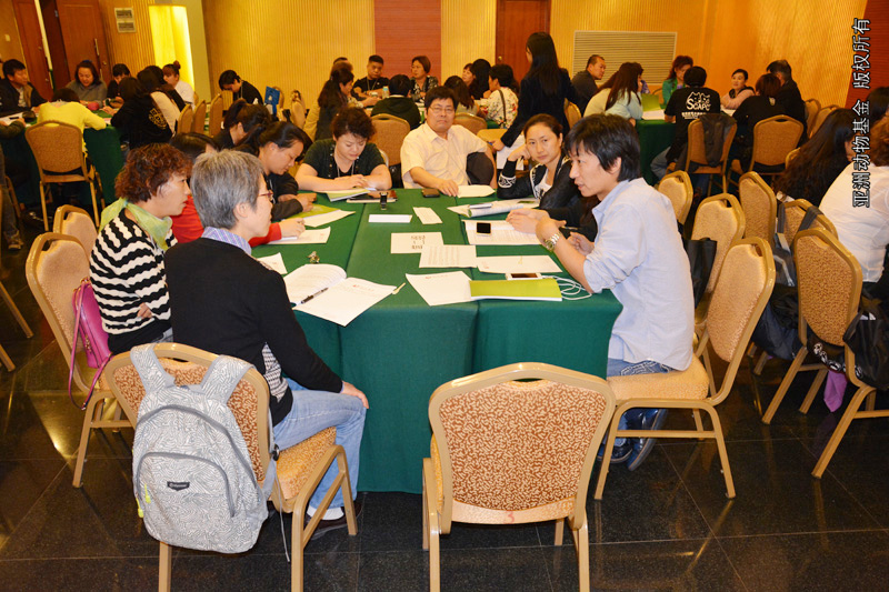 A delegate shares his idea with mambers in his discussion group